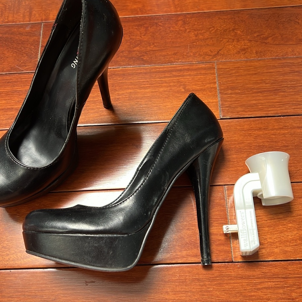 black heels - Picture 2 of 3